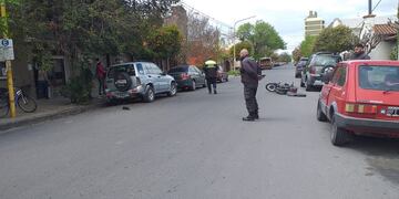 Un motociclista perdió el control de su vehículo y colisionó con un auto estacionado