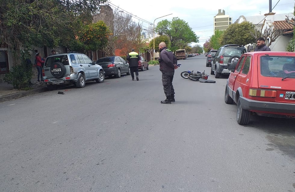 Tres Arroyos: Un motociclista perdió el control de su vehículo y colisionó con un auto estacionado