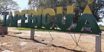 Es una pequeña comuna ubicada a 60 kilómetros de Paso de los Libres y a 380 de la Capital provincial. Sobre la costa del Río Uruguay en la frontera con Brasil.