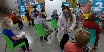 Vacunación antigripal para mayores de 60, embarazabas, puérperas y niños de 6 a 24 meses. 
Foto: Orlando Pelichotti / Los Andes