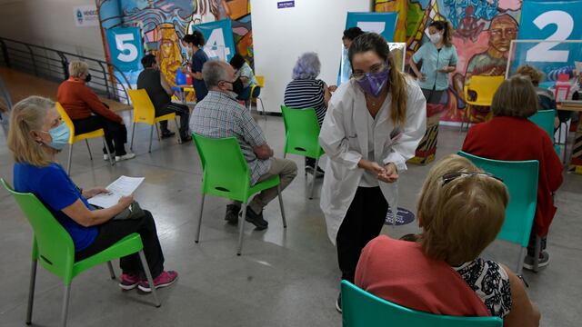 Vacunación antigripal para mayores de 60, embarazabas, puérperas y niños de 6 a 24 meses. 
Foto: Orlando Pelichotti / Los Andes