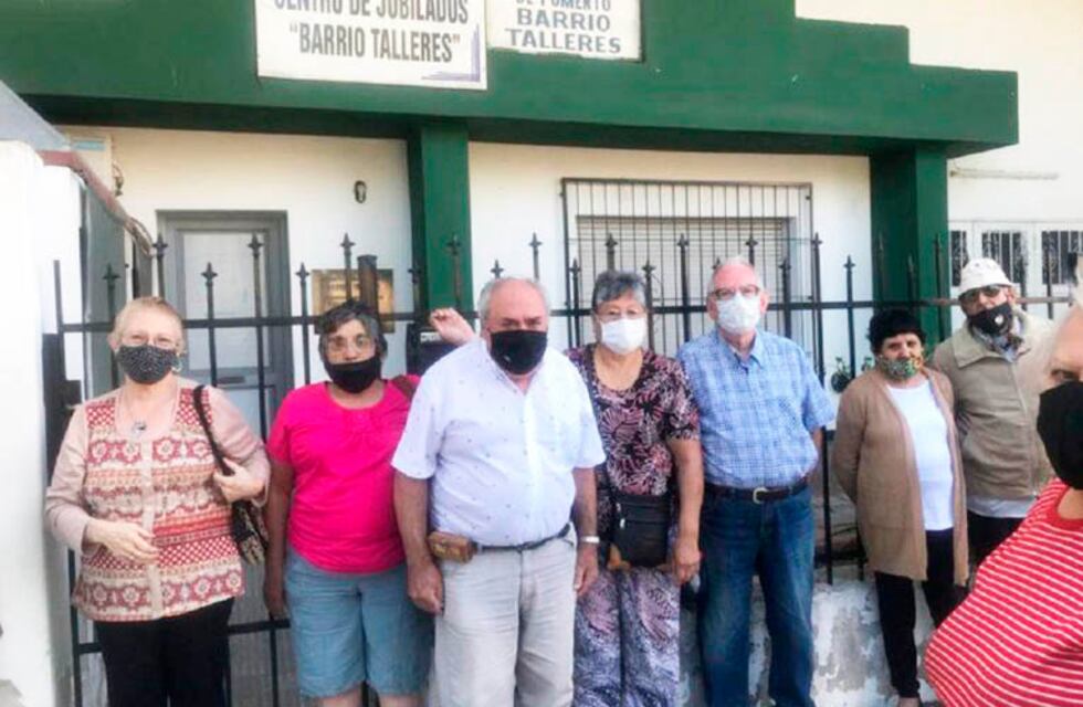 General Pico: jubilados quedaron en la calle porque les cambiaron la cerradura del Centro.