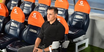 ¿Banquillo de los acusados? Guillermo Farré se quejó fuerte, y acto seguido Belgrano perdió el invicto (archivo La Voz).