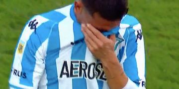 Matías Rojas tuvo que ser reemplazado en Racing por lesión y se retiró llorando.