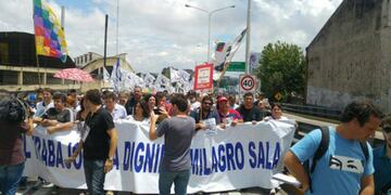 Manifestantes en Avellaneda reclamaron la liberación de Milagro Sala. (Twitter)