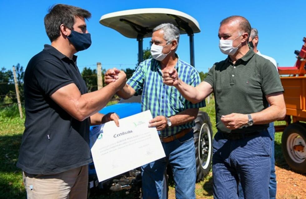 Itacaruaré: hicieron entrega de maquinaria a productores locales