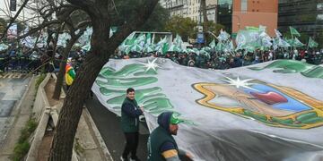 Movilizaciones sociales marchan hacia el Congreso.