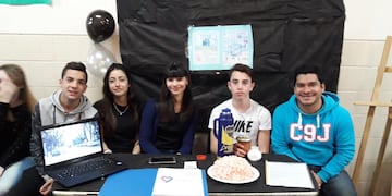 Agustina junto a sus compañeros del secundario.