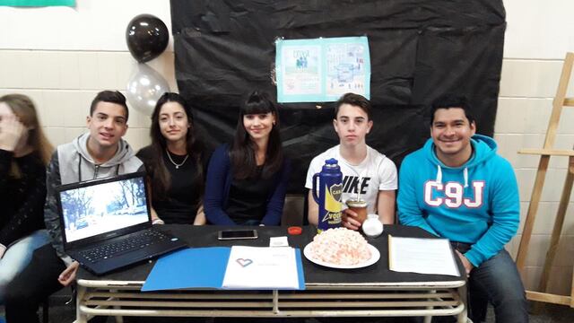 Agustina junto a sus compañeros del secundario.