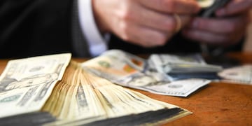 El dólar blue supera los $300