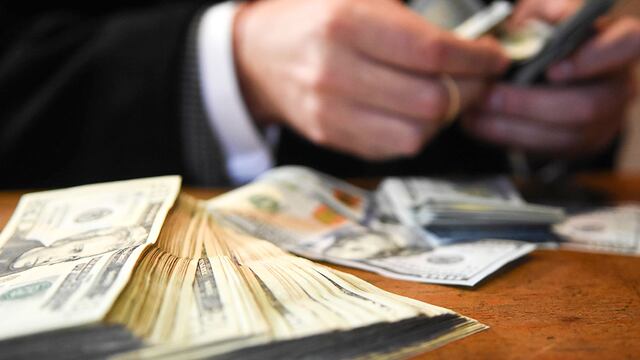 El dólar blue supera los $300