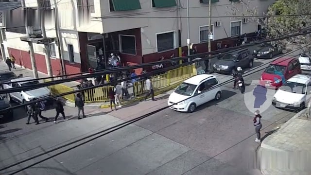 Lo seguía la policía, manejó en contramano por varias cuadras y se subió a la vereda de un colegio para no ser detenido.