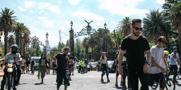 Jóvenes de la Ciudad disfrutaron de la primer Pateada Urbana de la Capital.