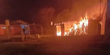 Incendio en San Javier: una vivienda fue destruida y una adolescente resultó gravemente herida.