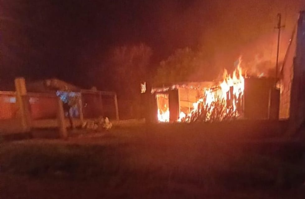 Incendio en San Javier: una vivienda fue destruida y una adolescente resultó gravemente herida