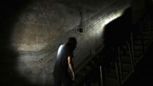 A oscuras. La visita nocturna guiada en el hotel Edén permite recuperar algunas de las leyendas que rondan el emblemático edificio (Sergio Cejas/LaVoz)