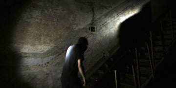 A oscuras. La visita nocturna guiada en el hotel Edén permite recuperar algunas de las leyendas que rondan el emblemático edificio (Sergio Cejas/LaVoz)