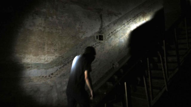 A oscuras. La visita nocturna guiada en el hotel Edén permite recuperar algunas de las leyendas que rondan el emblemático edificio (Sergio Cejas/LaVoz)