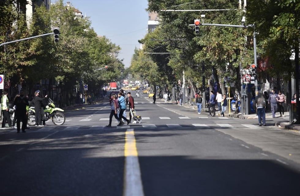 Un auto de más de 200 mil dólares paseó por las calles de Córdoba y dejó boquiabiertos a los peatones