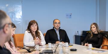 La Ministra de Obras y Servicios Públicos del Gobierno provincial, Gabriela Castillo y el Secretario de Hidrocarburos, Alejandro Aguirre junto a sus equipos, mantuvieron una reunión con el Gerente Comercial Midstream Gas de YPF, Jorge Farías López.