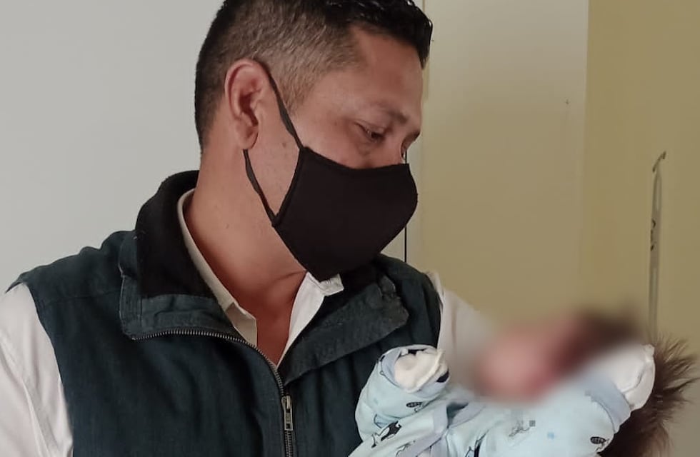 En su día de franco, un policía de Córdoba salvó a un bebé de un mes y medio