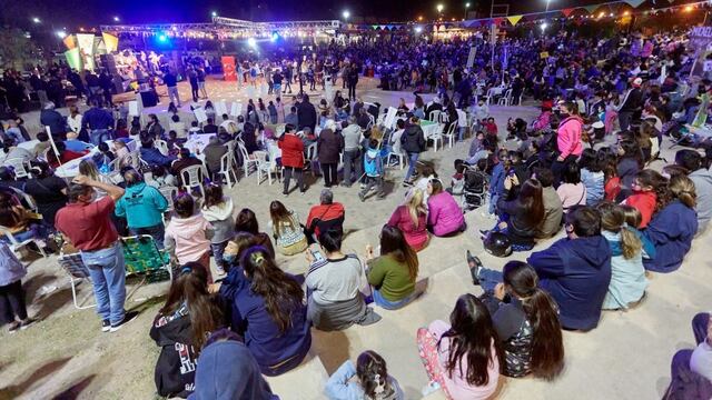 Familias de El Challao y Panquehua se dieron cita en el Parque de la Familia para elegir a sus representantes para le Viesta de la Vendimia 2021 de Las Heras. Gentileza MLH