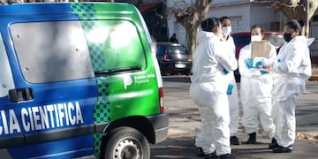 La policía científica trabajando en Vicente López para develar cómo se sucedieron los hechos.
