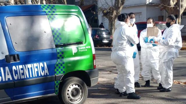 La policía científica trabajando en Vicente López para develar cómo se sucedieron los hechos.