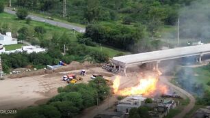 La imagen del fuego sobre la línea del gasoducto, a metros de donde se construye la circunvalación de Villa María,. (Gentileza)