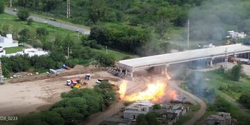 La imagen del fuego sobre la línea del gasoducto, a metros de donde se construye la circunvalación de Villa María,. (Gentileza)