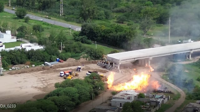 La imagen del fuego sobre la línea del gasoducto, a metros de donde se construye la circunvalación de Villa María,. (Gentileza)