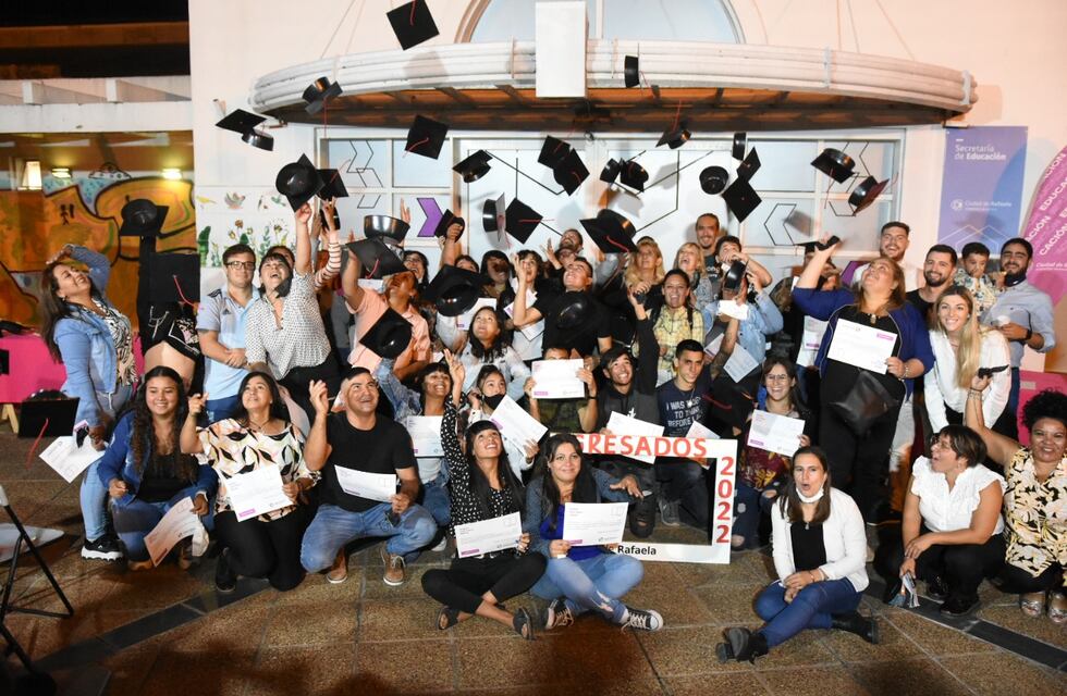 Emocionante: 35 chicos festejaron que terminaron el secundario