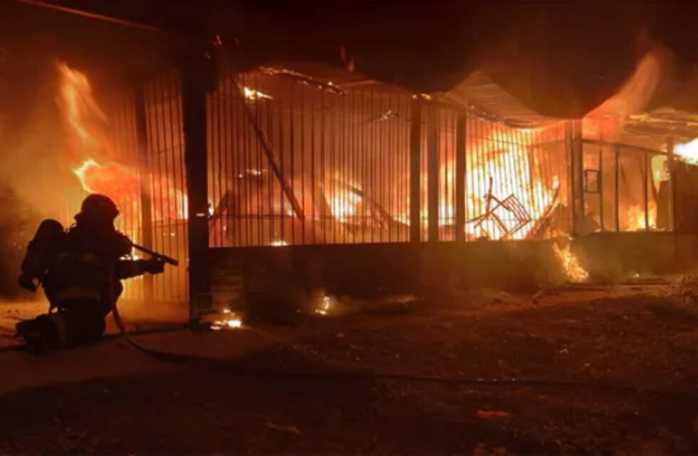 Video: se desató un fuerte incendio en el barrio Ludueña e investigan si fue intencional