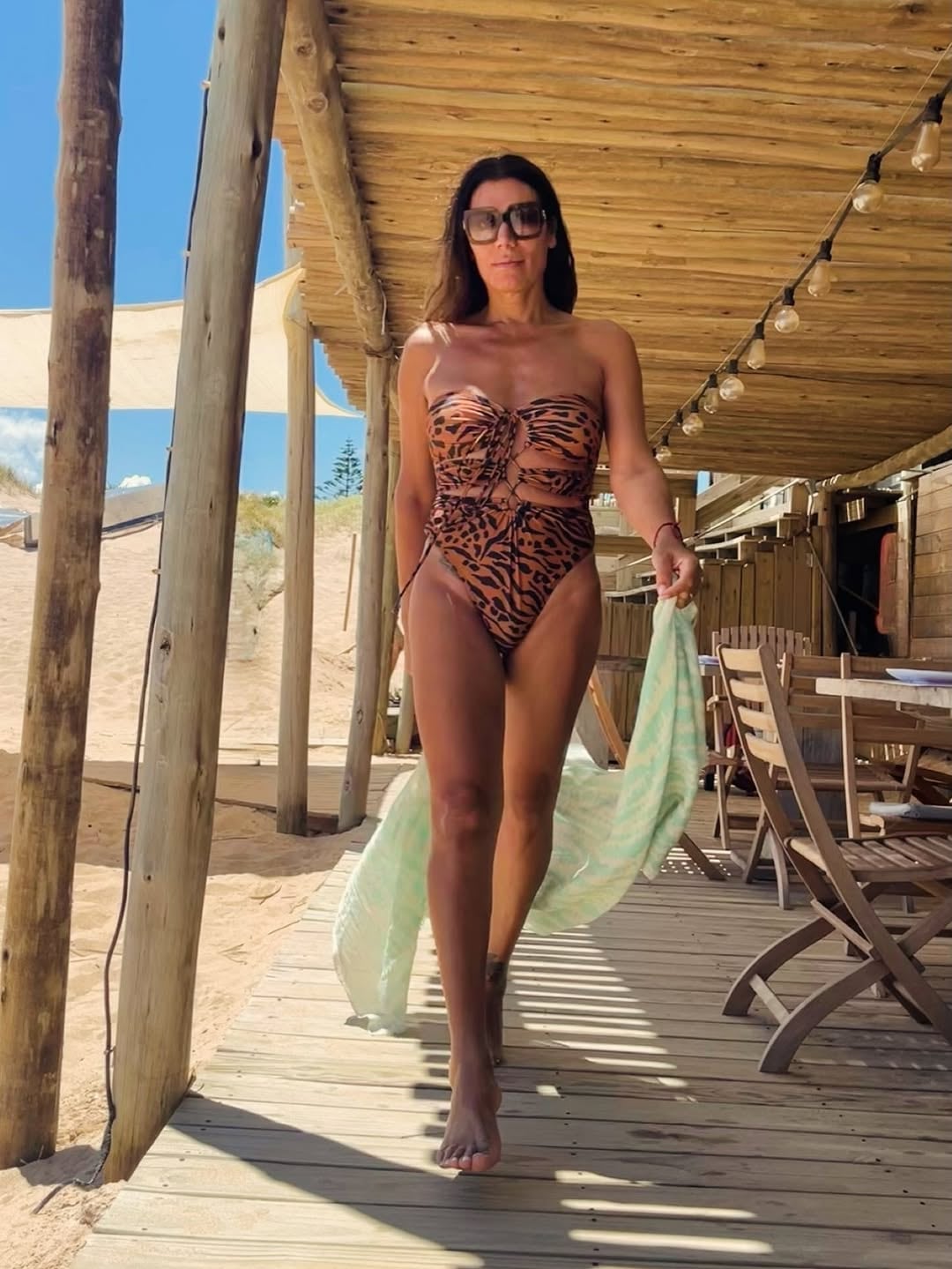 Flor de la V se sumó a la tendencia del animal print y modeló con un traje de baño al límite de la censura