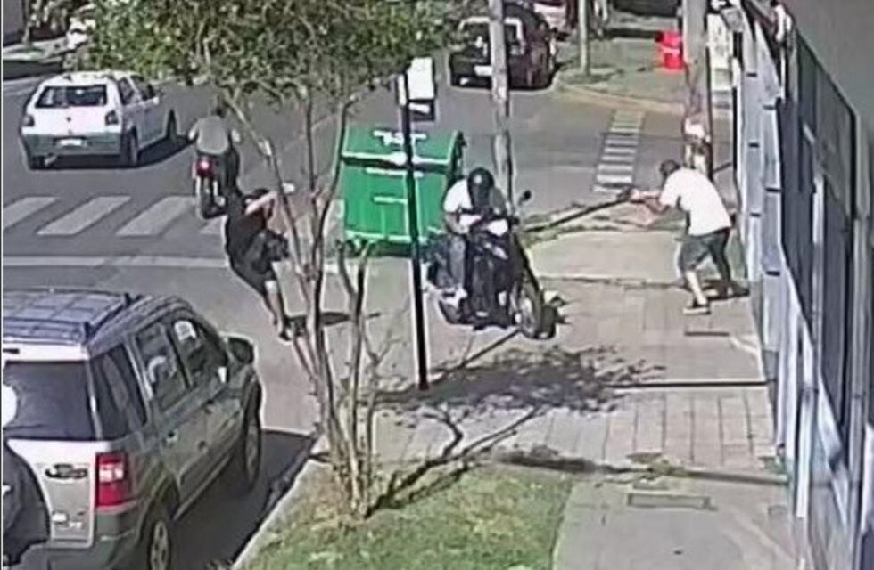 El momento en el que un policía de civil abate a ladrón que le robó