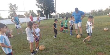 Arrancó la Escuela Municipal de Fútbol Mixto en Colonia Victoria.