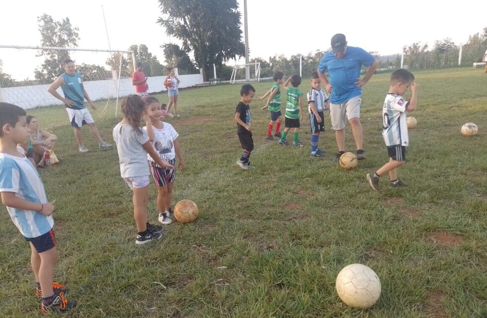 Arrancó la Escuela Municipal de Fútbol Mixto en Colonia Victoria