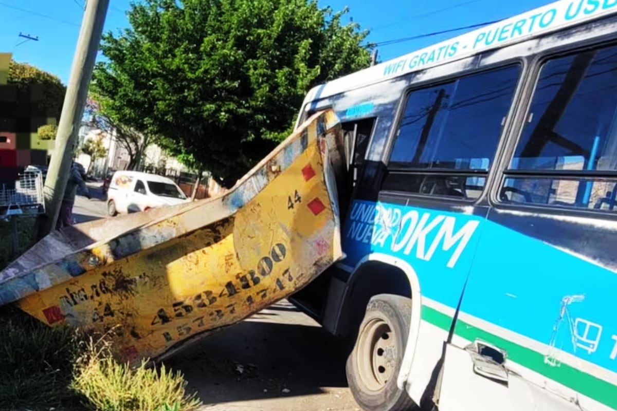 Colectivo urbano se incrustó contra un contenedor y una pasajera terminó en el hospital en barrio San Pablo.