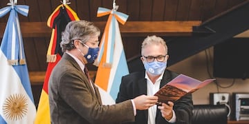 El jefe de Gabinete municipal, Mario Daniele y el secretario de Turismo David Ferreyra, recibieron al Embajador de Alemania en Argentina, Ulrich Sante, quien estaba acompaña por su Señora esposa Christina Sante.