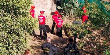 Efectivos del Duar sigue excavando en un pozo en barrio Autódromo.