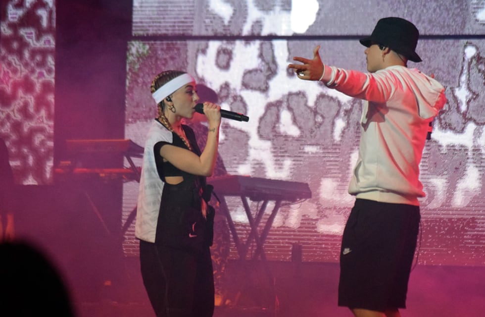 Trueno sorprendió a Nicki Nicole con un ramo de flores en el escenario de Villa María