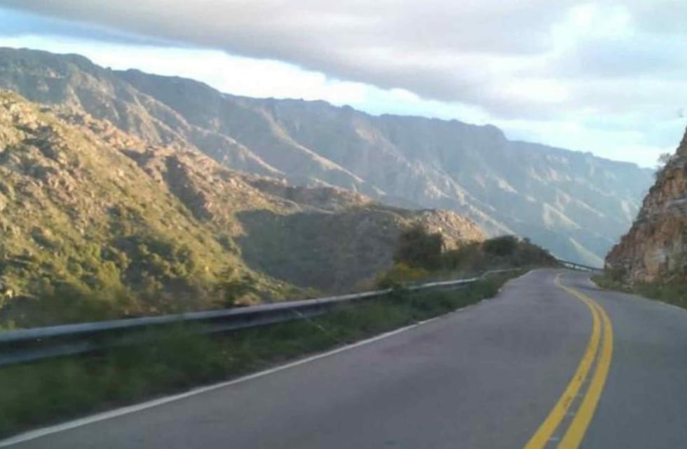 Imprudencia al volante: grabaron una maniobra peligrosa en el Camino de las Altas Cumbres