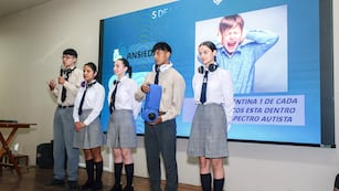 Los equipos debían defender sus proyectos con un "pitch" claro y efectivo, además de presentar un video ilustrativo realizado con inteligencia artificial. En la imagen, los ganadores con el proyecto “Auricalm”.