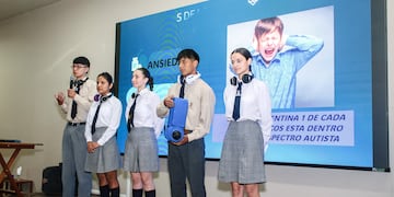 Los equipos debían defender sus proyectos con un "pitch" claro y efectivo, además de presentar un video ilustrativo realizado con inteligencia artificial. En la imagen, los ganadores con el proyecto “Auricalm”.