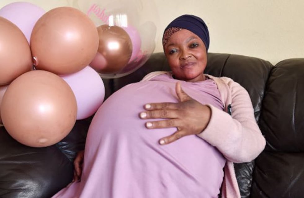 Mujer sudafricana dio a luz a 10 bebés en un solo parto