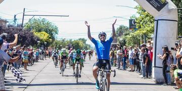 La "Bestia' Mauricio Quiroga apareció en los metros finales y ganó la 13ª fecha del Campeonato Mendocino de ruta, disputada sobre 144 kilómetros en Junín.