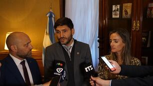 El ministro de Desarrollo Productivo, Gustavo Puccini, el gobernador Maximiliano Pullaro y la secretaria de Comercio Exterior, Georgina Losada, cuando la Provincia presentó en Cancillería el Santa Fe Business Forum