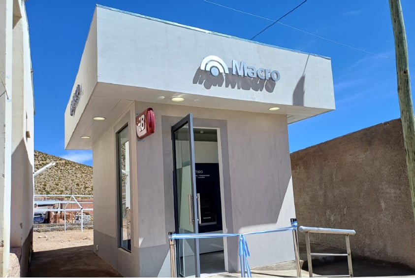 En el cajero automático de Banco Macro inaugurado en Olaroz el público puede realizar un amplio abanico de operaciones.