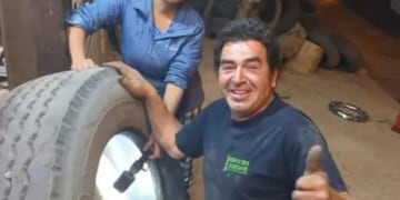 El gomero de Neuquén reparando el neumático pinchado.