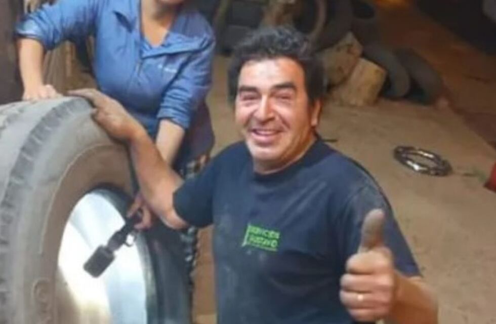 De buen corazón: Un gomero retrasó su cena de Navidad para ayudar a familias que quedaron varadas en la ruta de Neuquén